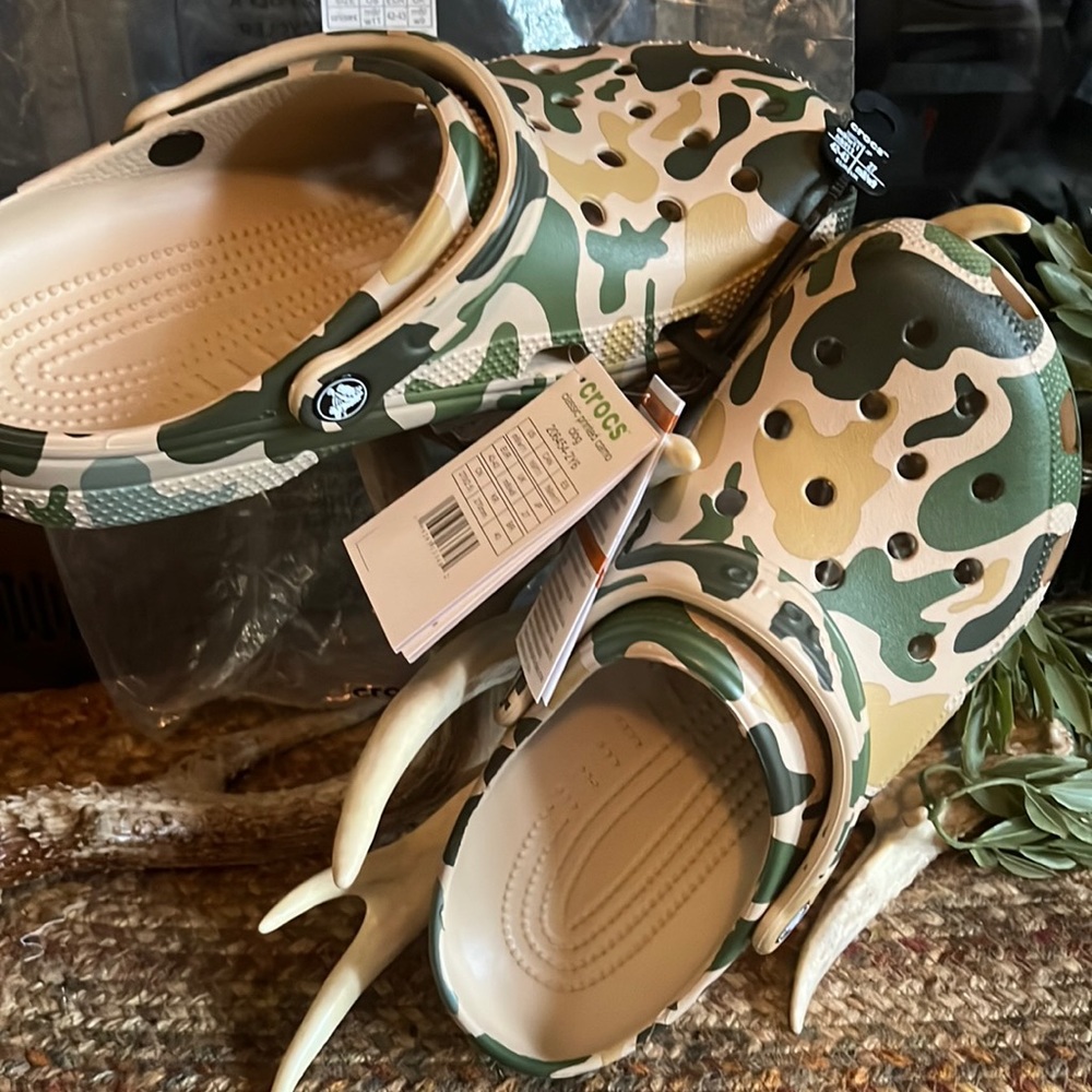 NWT Crocs classic printed camo men’s 9 / women’s 11